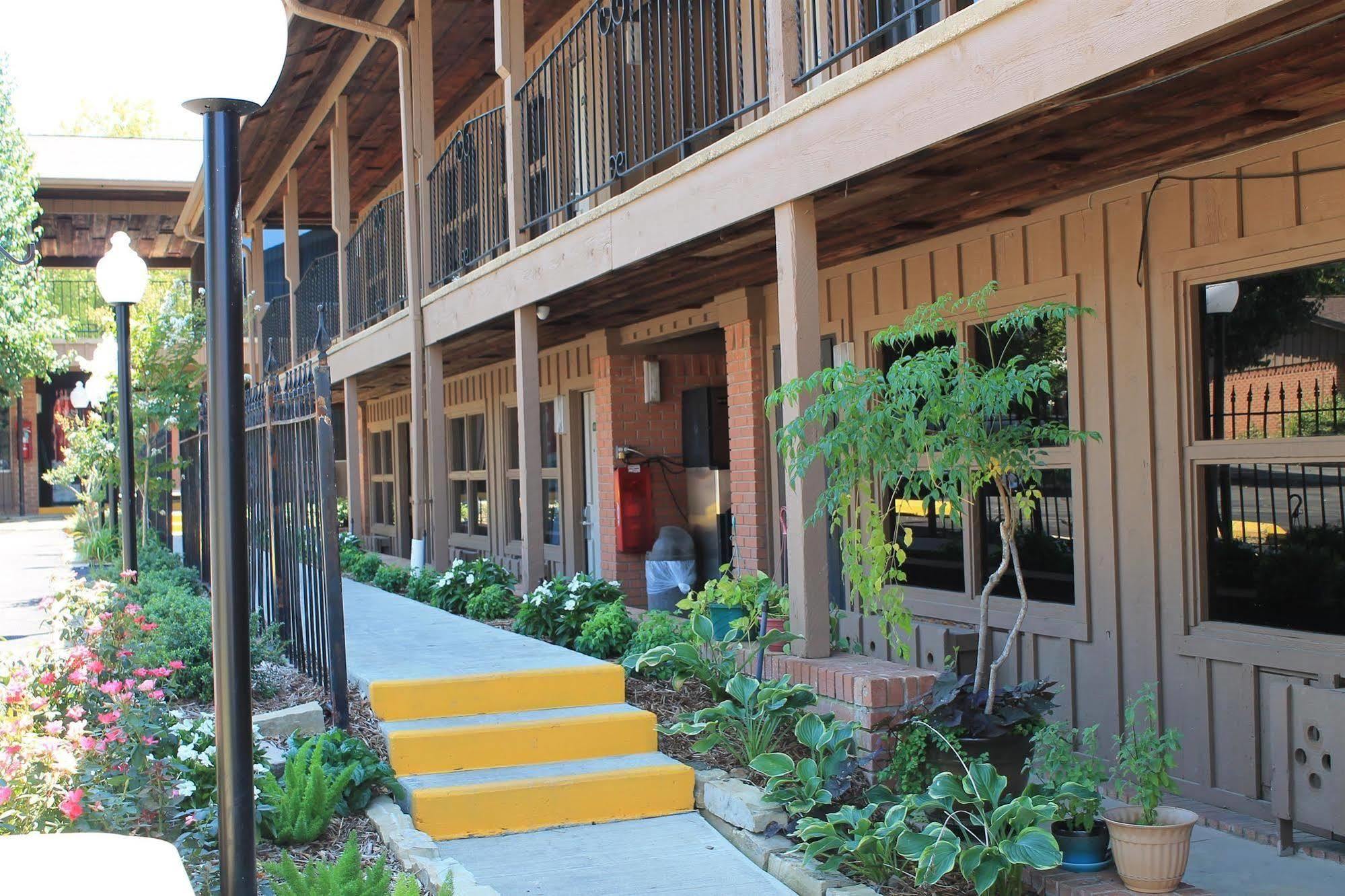 Charles Wesley Motor Lodge Downtown Broken Bow- Hochatown Екстериор снимка