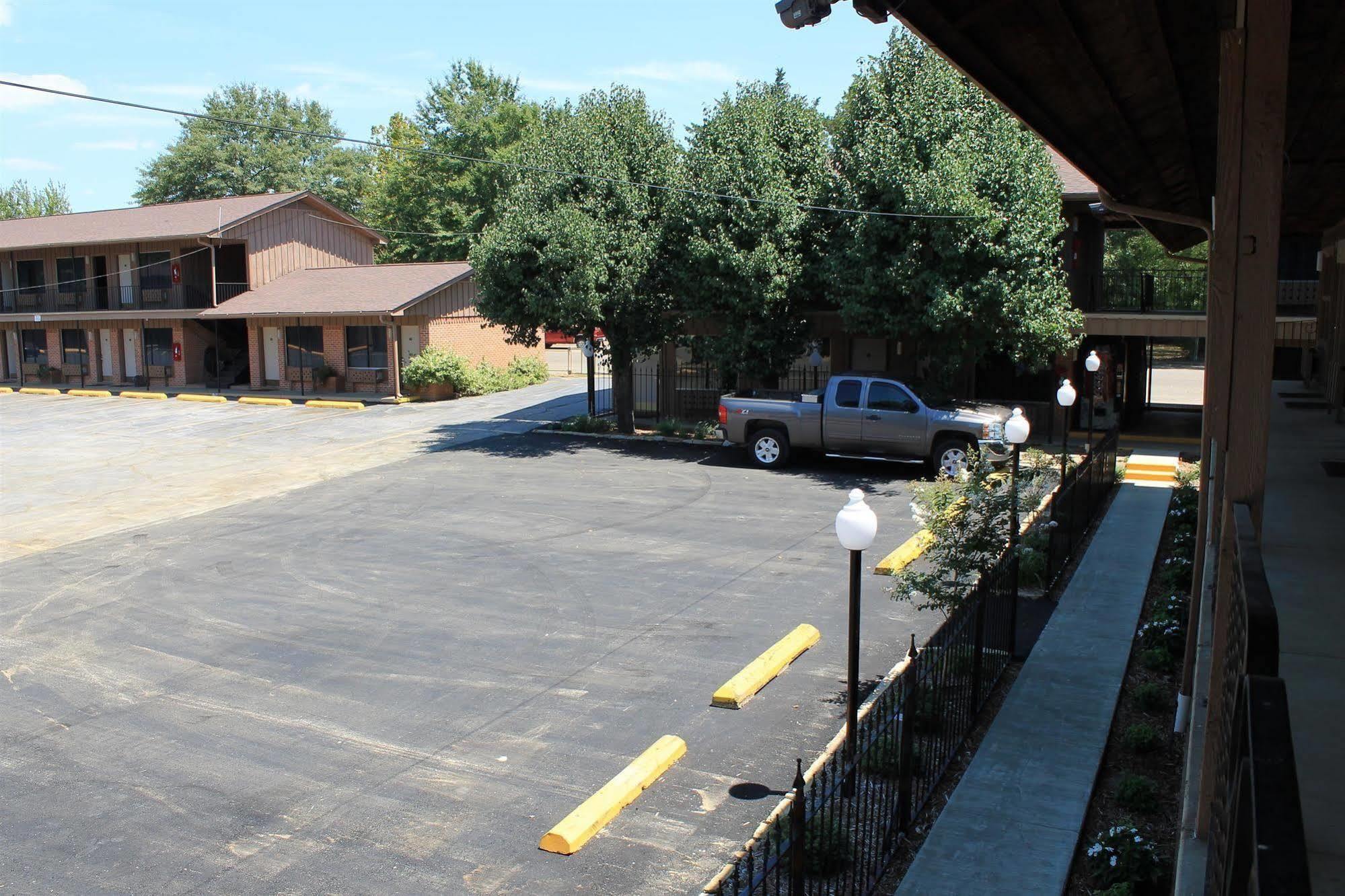 Charles Wesley Motor Lodge Downtown Broken Bow- Hochatown Екстериор снимка